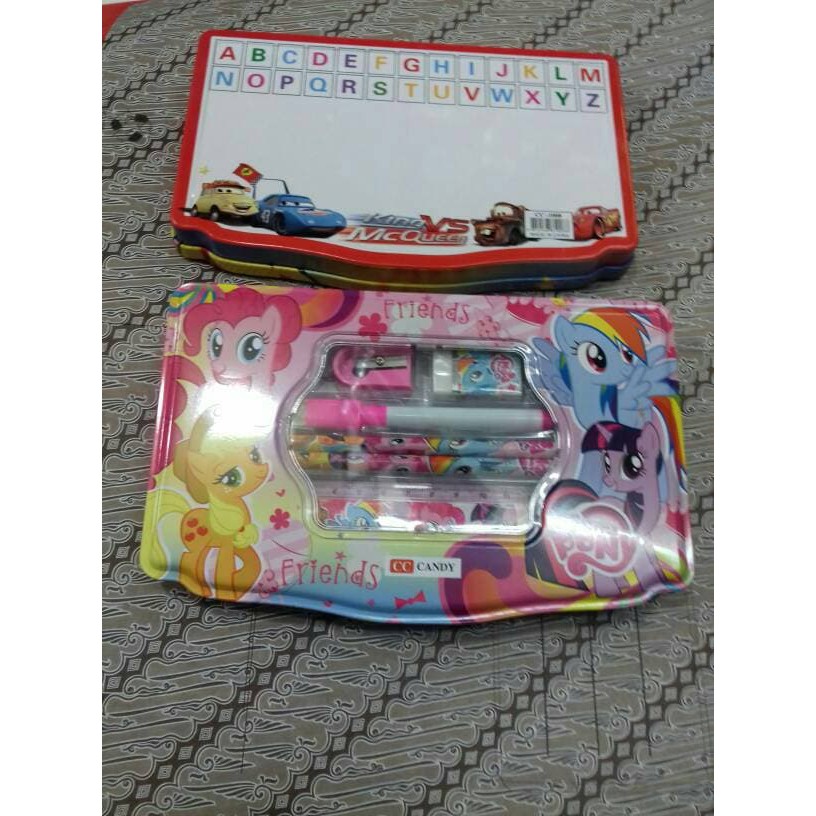 

Paket Ujian - Paket Alat Tulis - Paket Puzzle Anak Tempat Pensil Kaleng 1 Set + White Board Produk