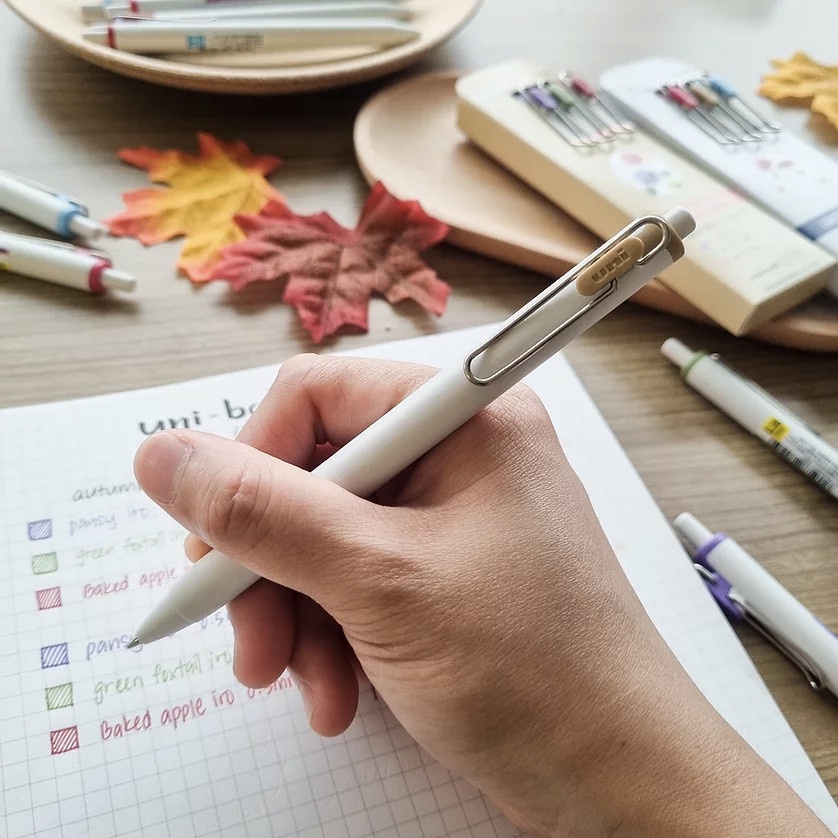

Uni UniBall One Autumn Winter 0.38mm 0.5mm Gel Pen Limited Edition