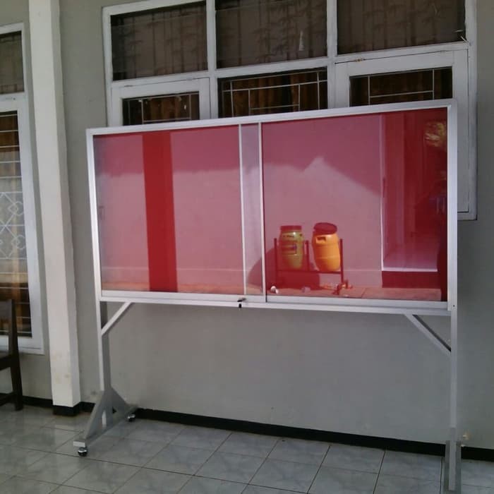 Mading Standing Karpet Merah 100 × 180 Cm