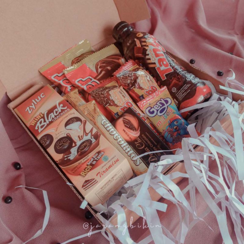 

HAMPERS BOX GIFT BOXT BIRTHDAY BOX SNACKS by jarangbikin