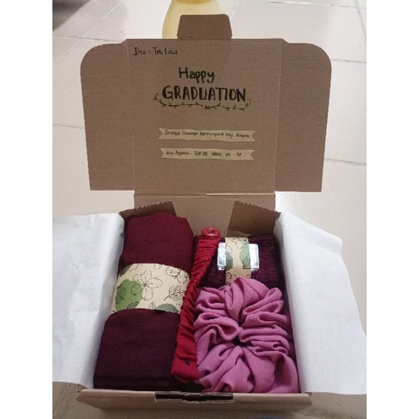 

Hampers Hijab Kerudung Bella Square/ Kado / Gift Box Ulang Tahun Wisuda Murah Lengkap