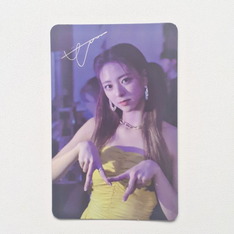 ITZY - IT'z ME Wannabe Photocard (Yuna)