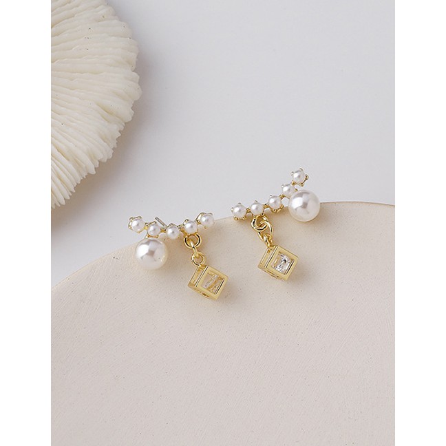 LRC Anting tusuk Fashion Gold Color Diamond And Pearl Curved Geometric P71863