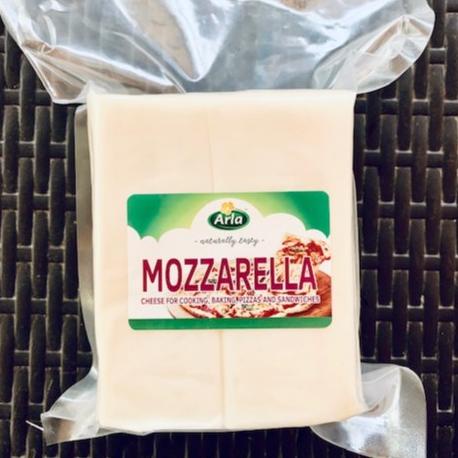 

BISA BAYAR DITEMPAT Mozzarella Arla Block Pizza Topping 1kg murah, enak, mulur