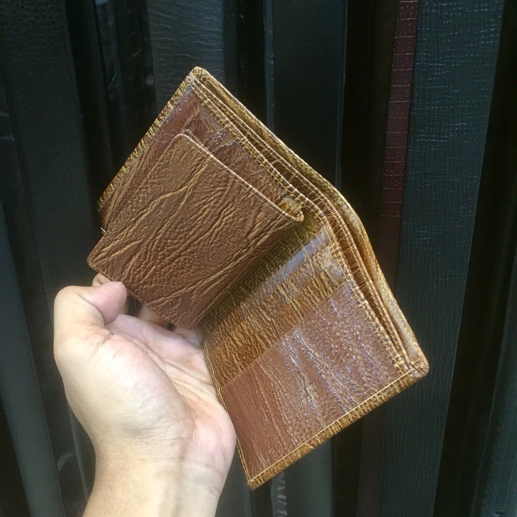 dompet pria model lipat buku bahan kulit sapi motif cetak urat kayu #dompet #dompetpria #dompetkulit