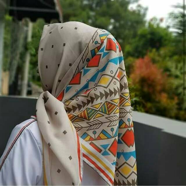 Kerudung segiempat bee mee