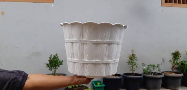 Pot bunga shallom putih motif kayu 35cm