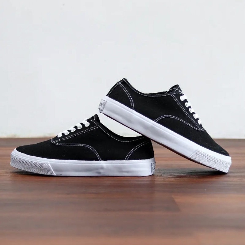 Sepatu Johnson Astro Black White Low Cut