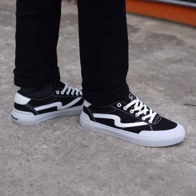 PATROBAS IVAN LOW BLACK WHITE