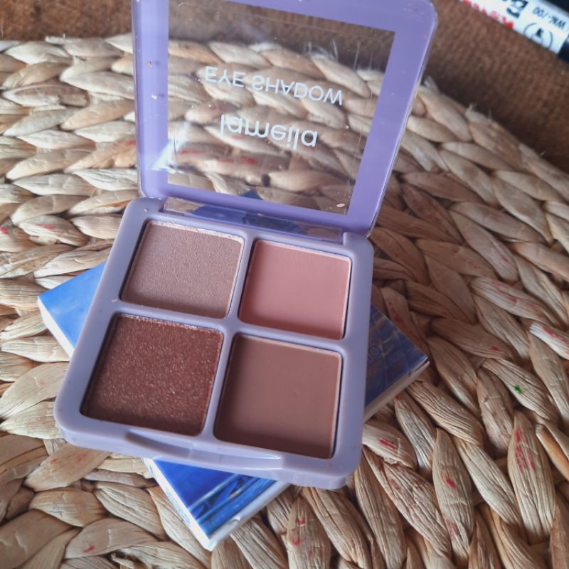 Eyeshadow Lameila dilengkapi dengan gliter