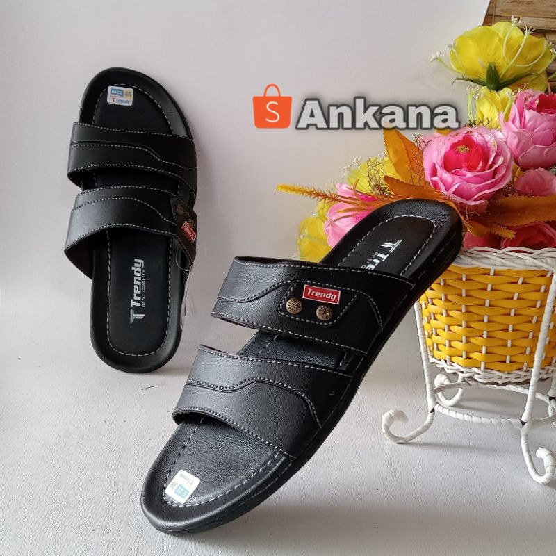 sandal pria trendy / sandal pria dewasa / sandal pria kekinian / sandal cowok terbaru / sandal cowok