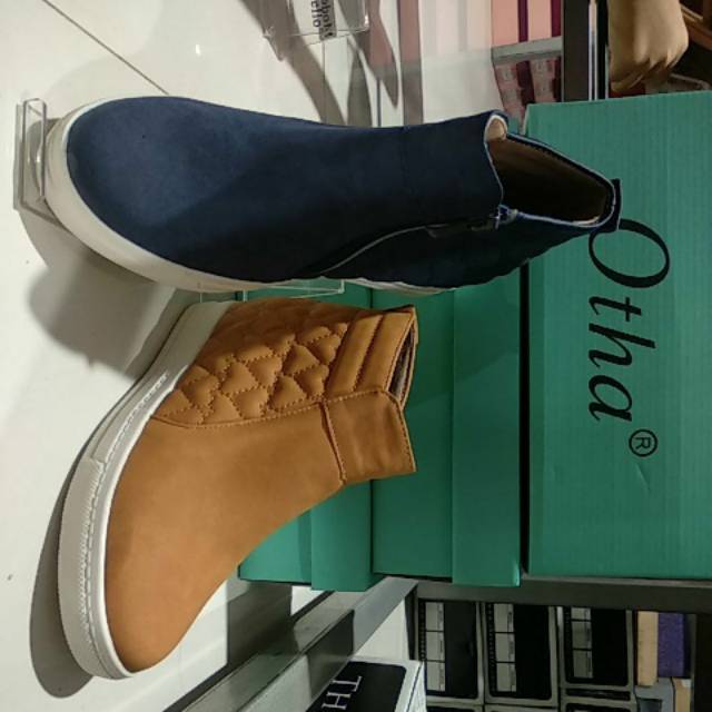 Sepatu boots hak otha