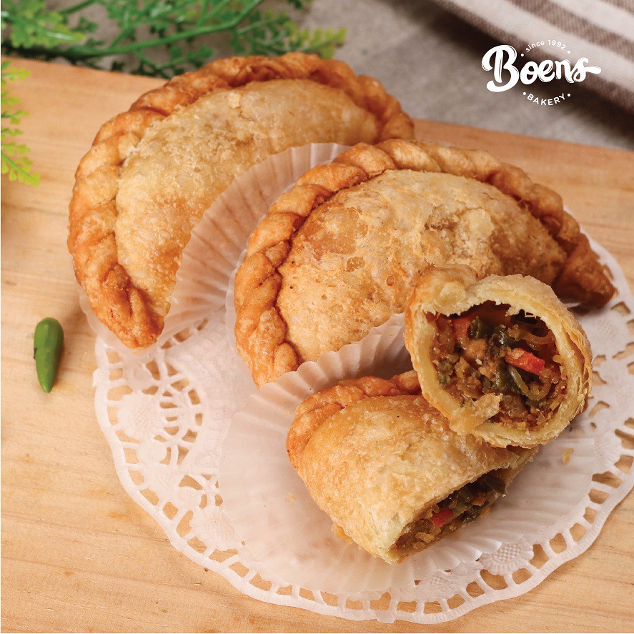 

BOENS BAKERY - Pastel Goreng (isi ayam & sayuran) - per 2 buah