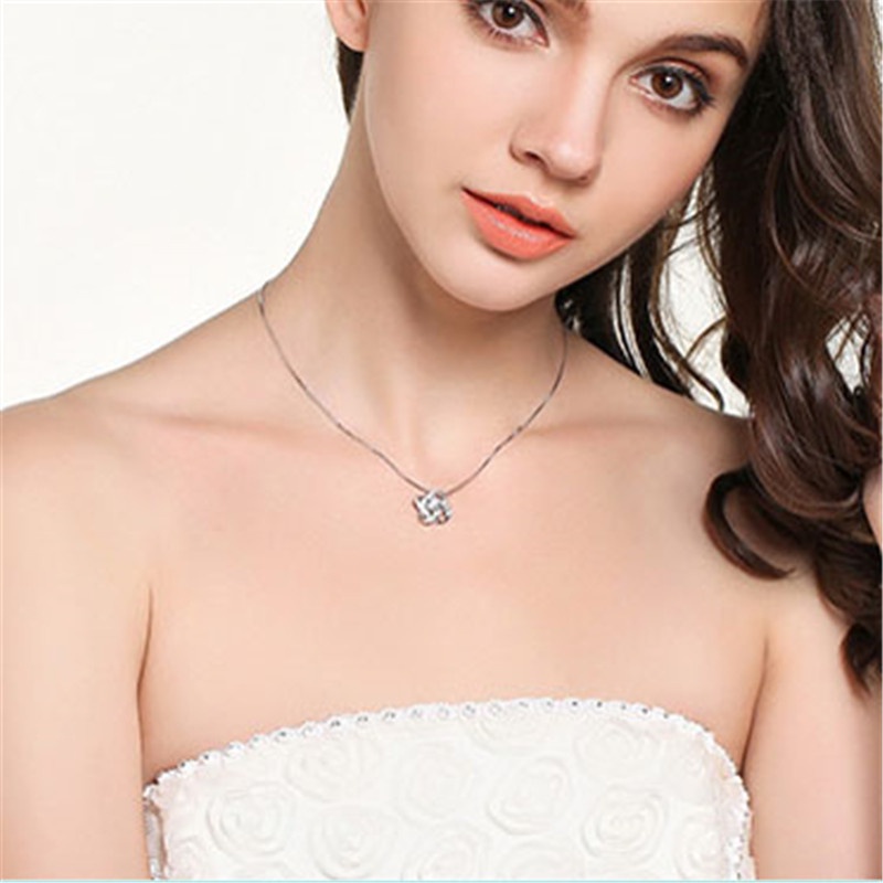 [Ready Stock]Fashion Diamond Four-Leaf Clover Pendant Necklace