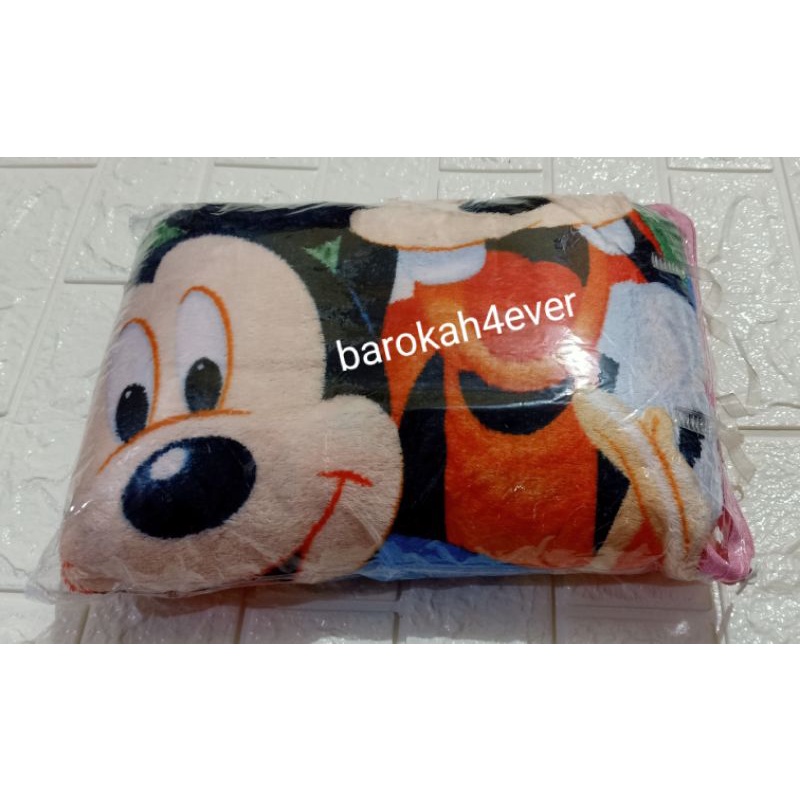 Selimut Bulu Motif Tikus MICKY Halus dan Lembut