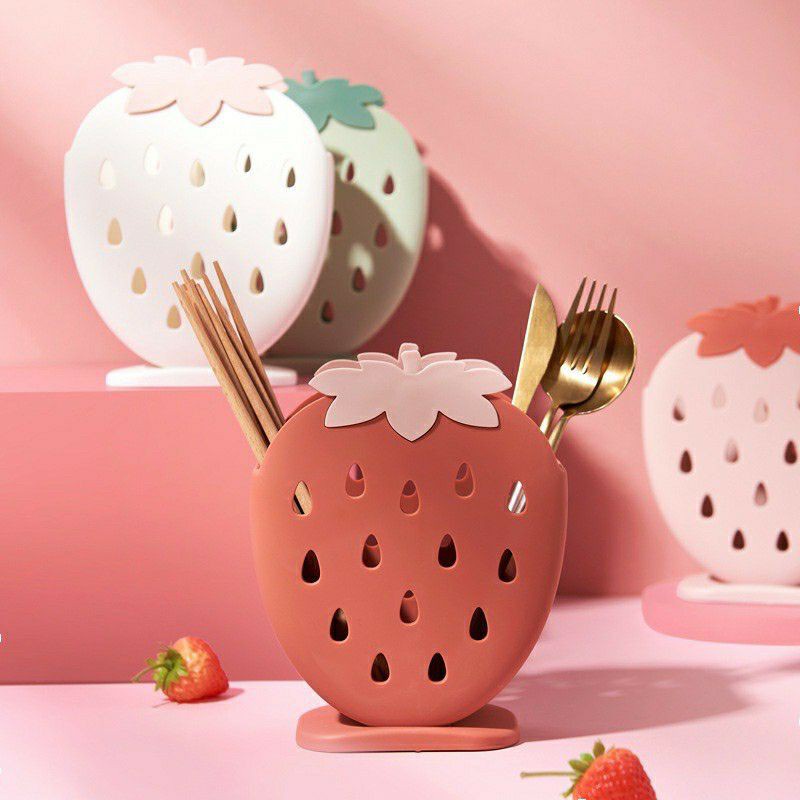 

TEMPAT TIRISAN SENDOK GARPU SERBAGUNA PENSIL PULPEN BENTUK STRAWBERRY