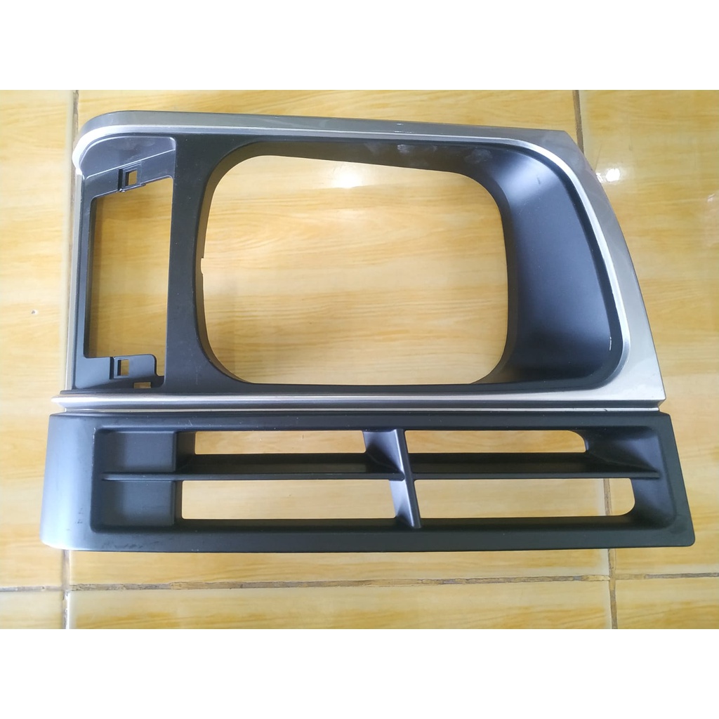 Bezel ring lampu Mitsubishi L300 sebelah kanan ori lelangan