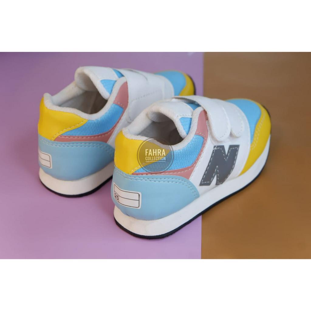 Sepatu sneaker anak perempuan motif N pelangi