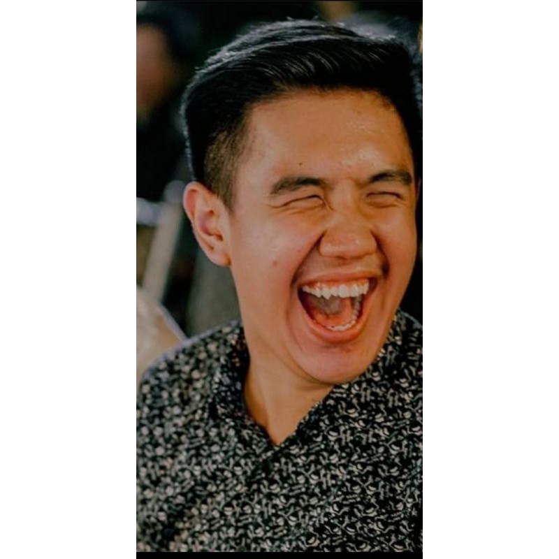 

Teman sedang ulang tahun