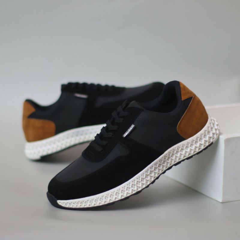 YUCU Sepatu Sneakers Pria Sepatu Pria Casual Kets Sporty Kulit Suede Hitam Kerja Santai Main