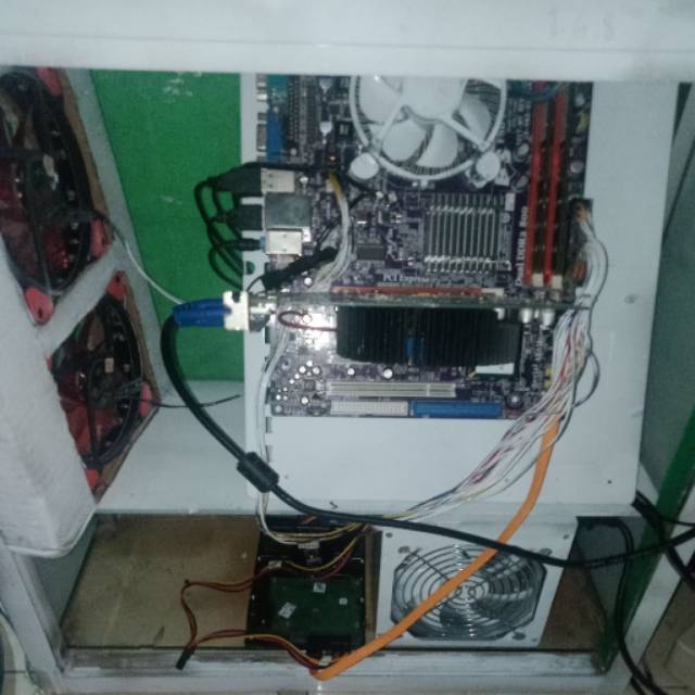 Paket mobo g31 processor core 2 duo e8400 3.0 ghz ram 4gb vga gts 450 hdd 160gb