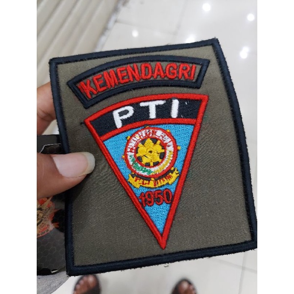 Tanda jabatan bordir timbul