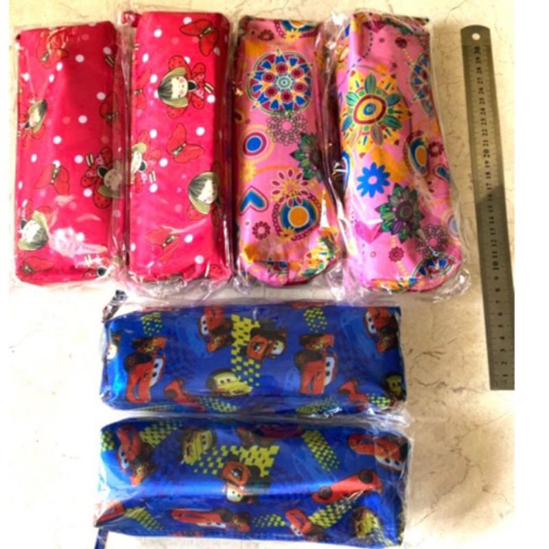 

Kotak pensil kain resleting , tempat pensil kain ,kantong make up,pouch make up,tempat pencil bantal