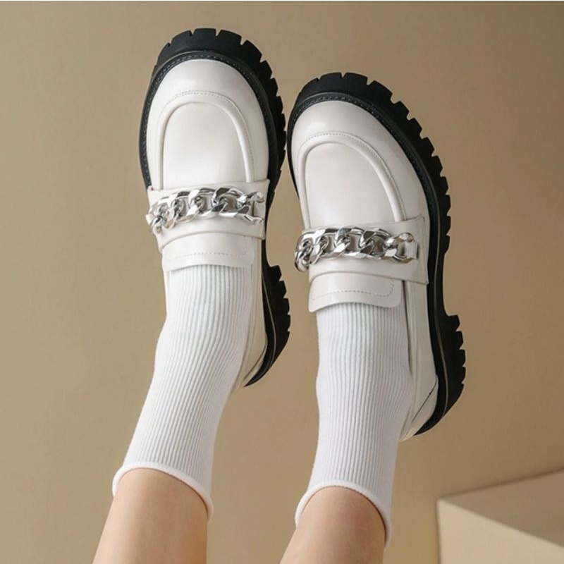 COD Sepatu Docmart Wanita Rantai Logam Silver Premium Terbaru Fashion Korea DF 556 Sepatu Flat loafers Kasual Mary janes Putih 09