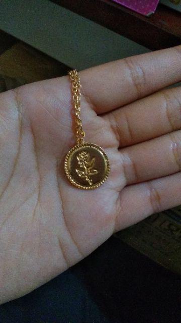 Kalung Rantai Liontin Bulat Motif Ukir Bunga Mawar Warna Kalung Rantai Liontin Bulat Motif Ukir Bunga Mawar Warna