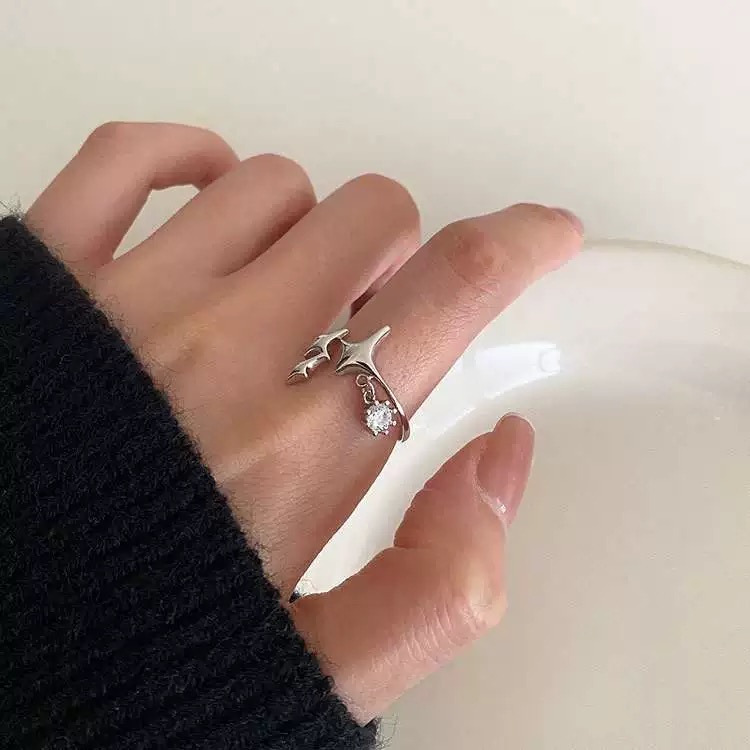 Cincin Silver Bentuk Bintang Empat Sudut Aksen Kristal Untuk Wanita
