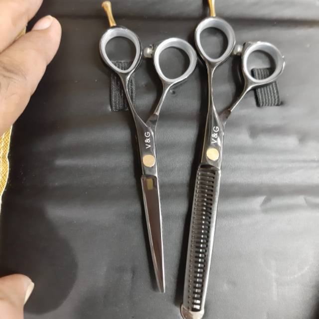 

Gunting V&G hitam