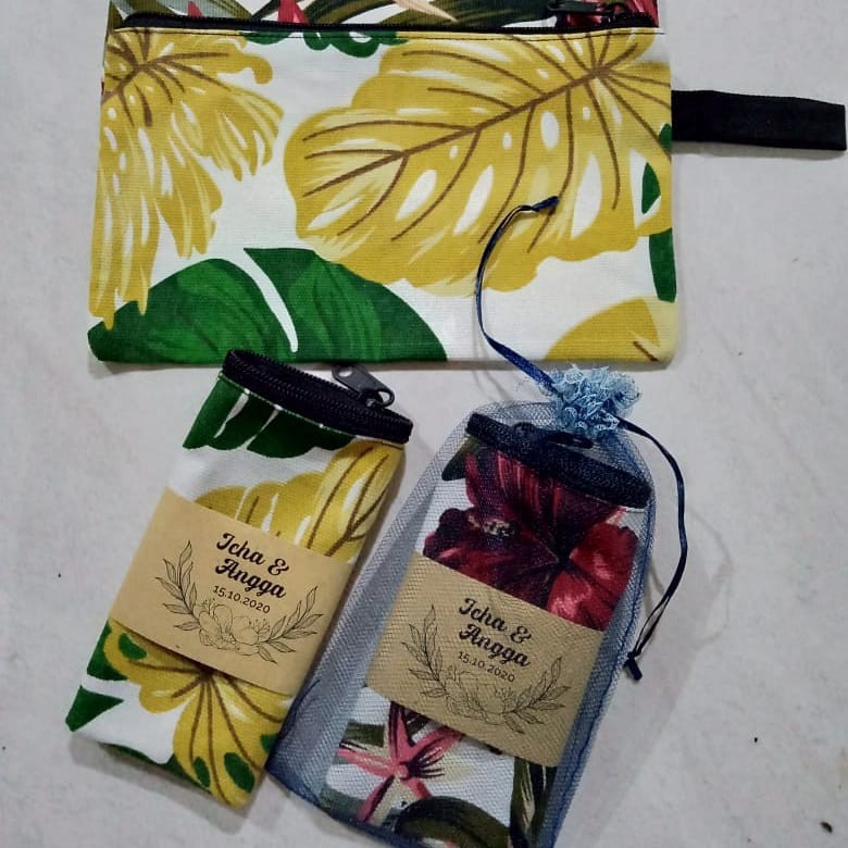 

Terlaris Souvenir 200pcs Dompet Kanvas Besar Varian Motif Free Nama dikertas coklt Free Plastik / Tile