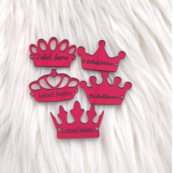 Label Bentuk Mahkota Maroon, Merk Baju, Logo Akrilik