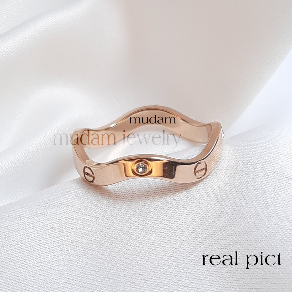 Cincin Titanium Model Gelombang Dengan Diamonds Artifisial Tersedia Warna Rose Gold, Gold dan Silver