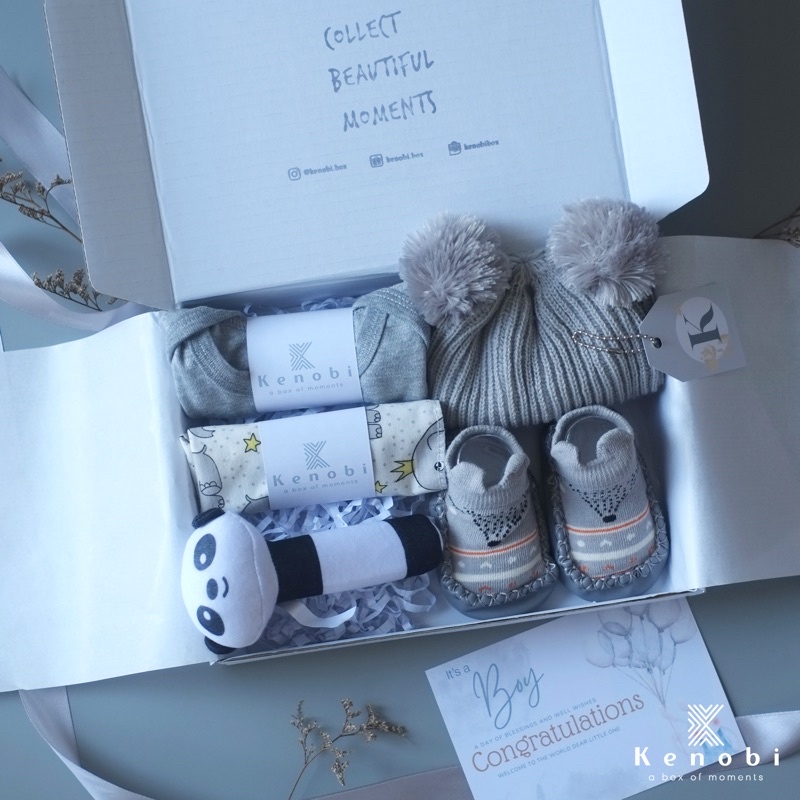 Baby Hampers | Kado Lahiran | Hampers Bayi Newborn | Gift Box Baju / Jumper / Topi / Sepatu / Kaos Kaki / Boneka / Slabber Baby [[ Kenobi Box ]]-Sloth - Grey
