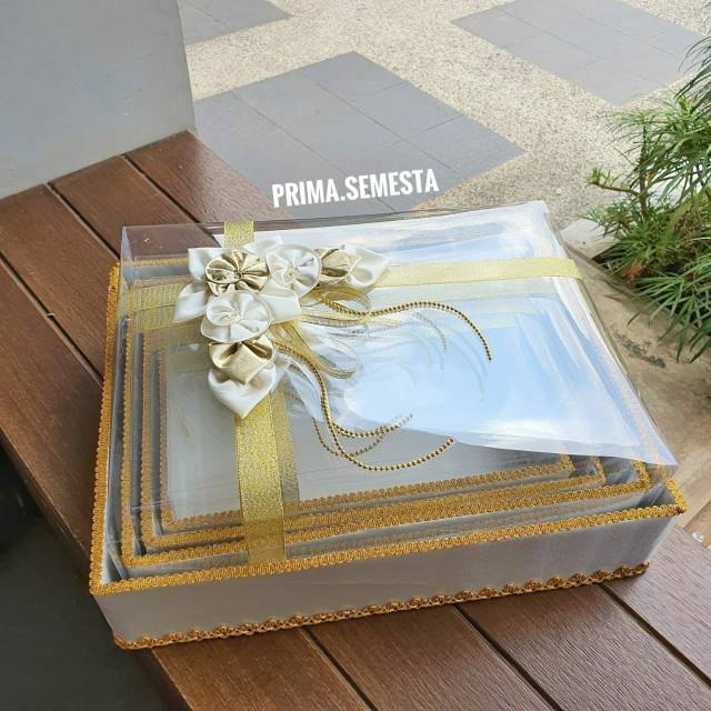 

Kotak Seserahan / Sangjit / Hantaran Mika Sedang Pita Premium dengan tutup mika isi 4 kotak