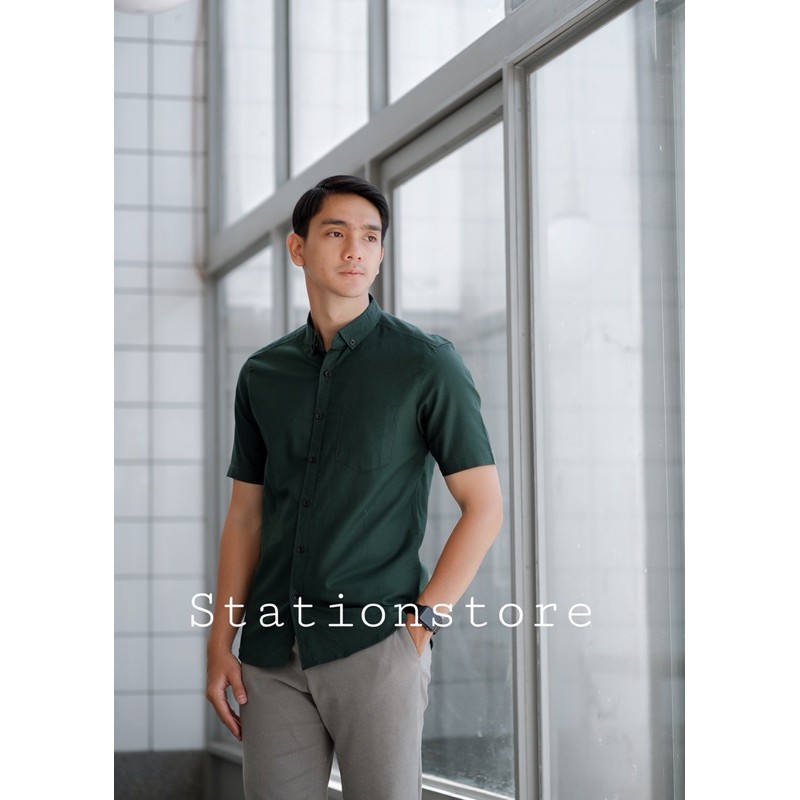 kemeja cowok polos lengan pendek hijau botol