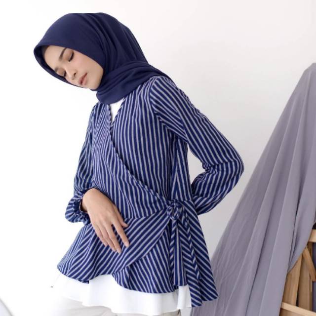 Summer blouse Navy L wearing klamby