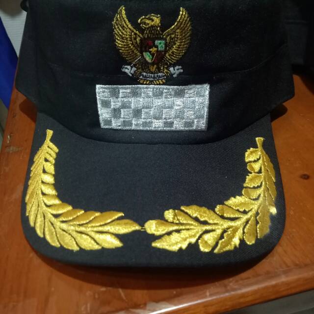 Topi komando lurah / kades