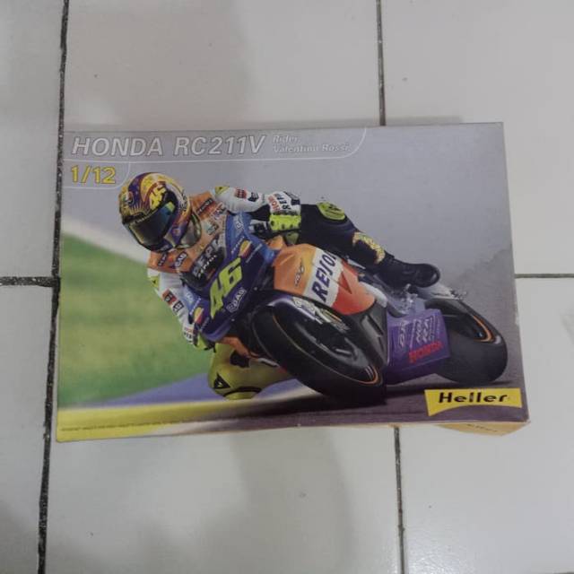 Diecast/Miniatur motoGP valentino rossi 2002 skala 1:12 model kit