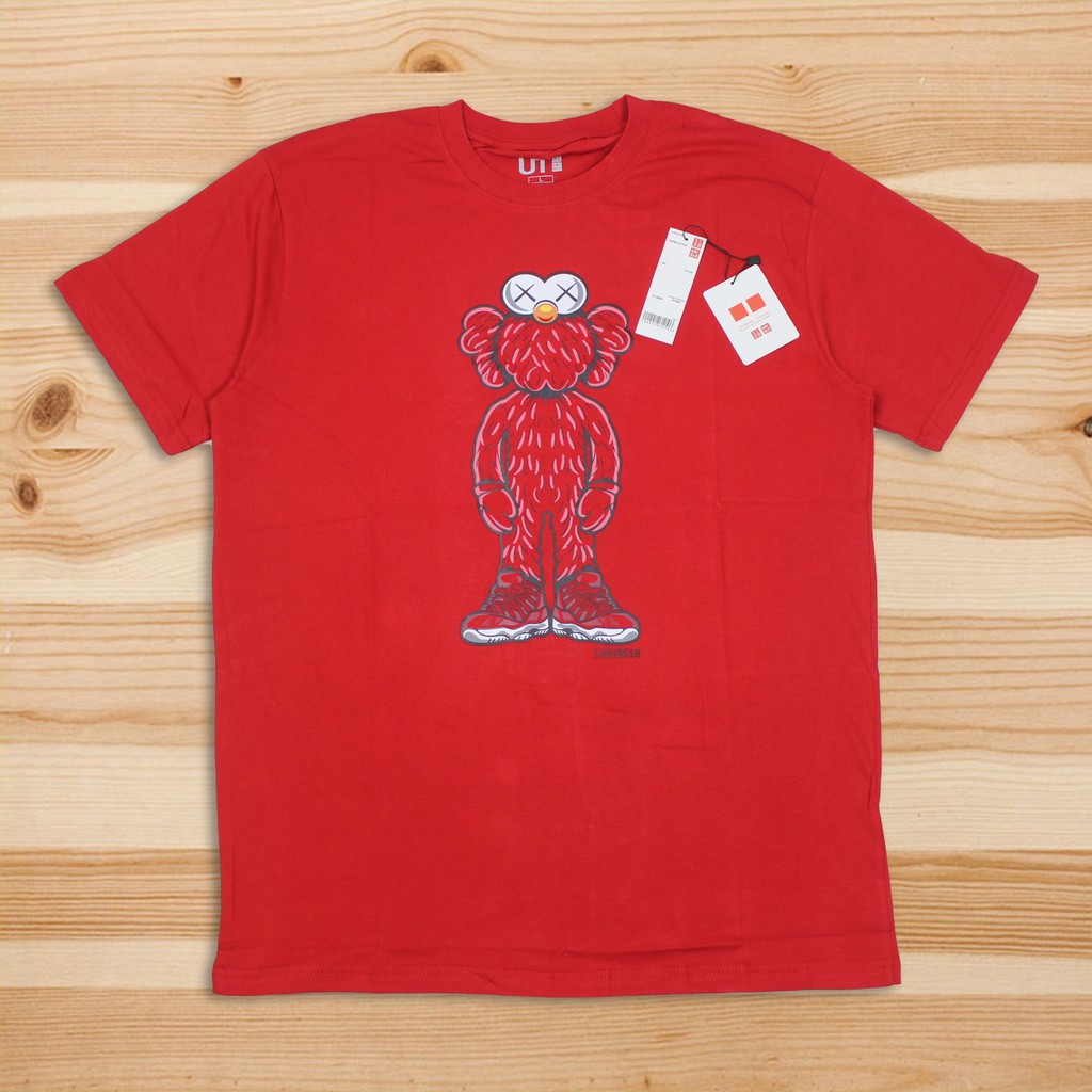 KAOS UNIQLO TSHIRT UT TSHIRT X ELMO BIG PRINTED RED MIDDLE TEE
