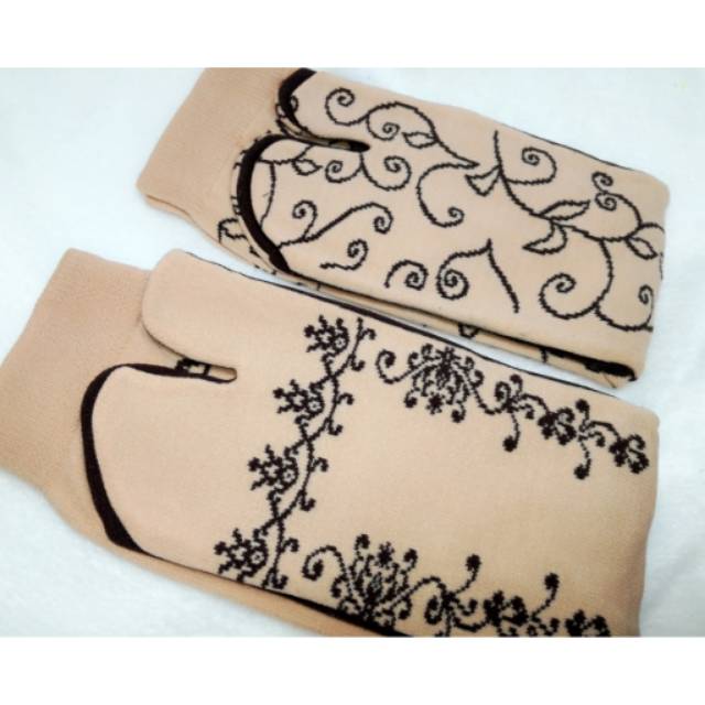 Kaos kaki Soka motif