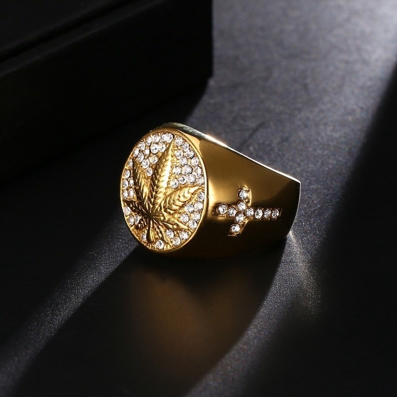 Cincin Pria Bahan Stainless Steel Lapis Emas 18K Hias Berlian Zircon Untuk Pesta Ulang Tahun