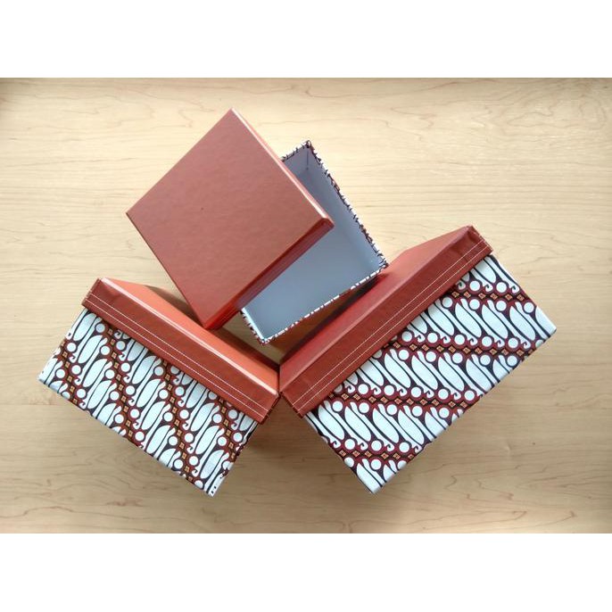 

Gift Box Kotak Batik (Medium)