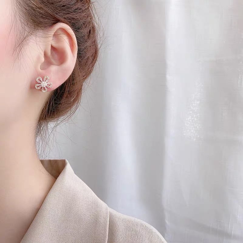 ANTING TUSUK HANDMADE MOTIF BUNGA DAISY SIMPEL GAYA ALA KOREA / ANTING TUSUK MOTIF KUPU KUPU DIAMOND / ANTING TUSUK KOREA BUNGA KRISTAL PEARL MUTIARA CANTIK / AKSESORIS SIMPEL ELEGAN KREATIF / KOREAN TRENDY STYLE / ANTING BUNGA KRISAN / FASHION KOREA MURA