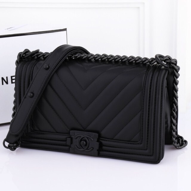 Chanel boy chevron so black