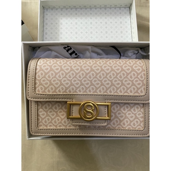 buttonscarves izzy sling bag beige