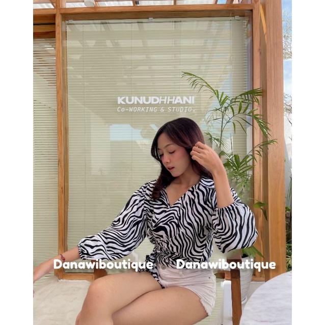 KAIRA WRAP TOP MOTIF ZEBRA