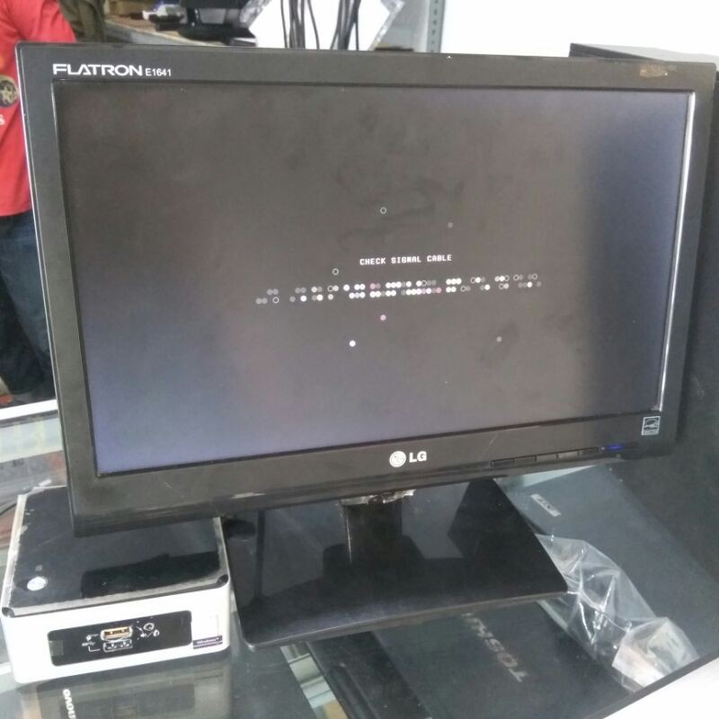 Intel NUC PC NUC5CPYH-HW5 + monitor LCD 16 inch