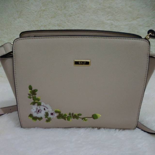 Enji palomino cory  sling bag warna khaki